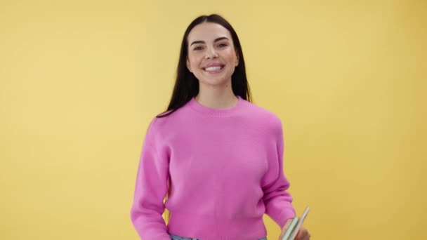Entzückende Frau Die Auf Gelbem Hintergrund Steht Und Bücher Händen — Stockvideo