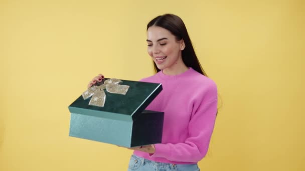 Mujer Joven Excitada Abriendo Caja Presente Mirando Dentro Mientras Expresa — Vídeo de stock