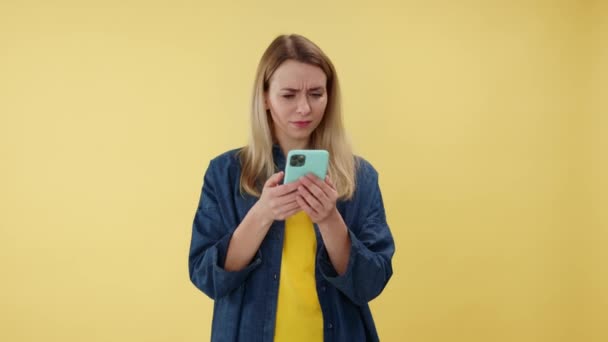 Portrett Overrasket Kvinne Som Sier Hva Mens Ser Moderne Smarttelefon – stockvideo