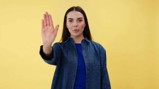 Kaukasische Frau Macht Stoppschild Mit Handfläche Während Sie Ernsthaft Die — Stockvideo