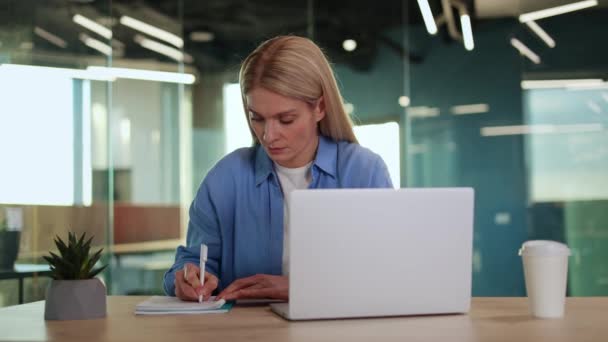 Succesvolle Blonde Ondernemer Het Schrijven Van Notities Tijdens Het Kijken — Stockvideo