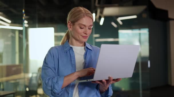 Podekscytowana Biała Kobieta Trzymająca Bezprzewodowy Komputer Wpisująca Elektroniczną Wiadomość Klawiaturze — Wideo stockowe