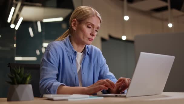 Atrakcyjna Kobieta Luźnych Ciuchach Pracująca Laptopie Zmęczona Nudną Pracą Biurze — Wideo stockowe