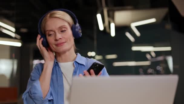 Portrait Happy Caucasian Woman Listening Music Wireless Headphones Music Application — Stock Video