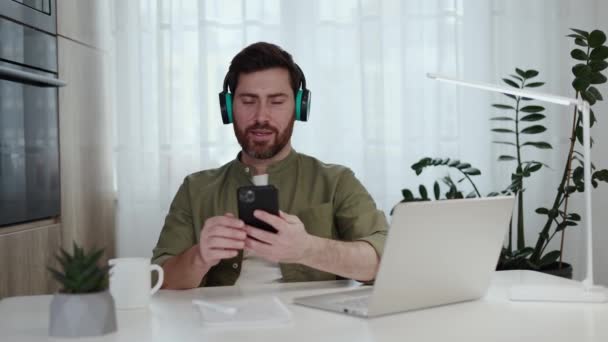 Joyeux Homme Caucasien Utilisant Casque Sans Fil Smartphone Pour Écouter — Video