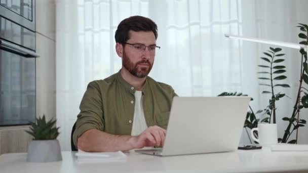 Homem Caucasiano Pensativo Envolvido Processo Trabalho Digitação Laptop Portátil Macho — Vídeo de Stock