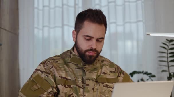 Soldat Marine Concentré Vêtements Militaires Regardant Attentivement Écran Ordinateur Portable — Video