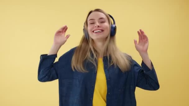 Energética Jovem Sexo Feminino Ativamente Movimento Enquanto Ouve Música Fone — Vídeo de Stock