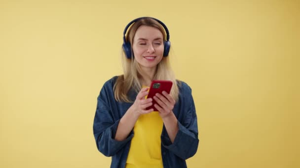 Biała Kobieta Włącza Muzykę Smartfonie Cieszy Się Nią Bezprzewodowych Słuchawkach — Wideo stockowe