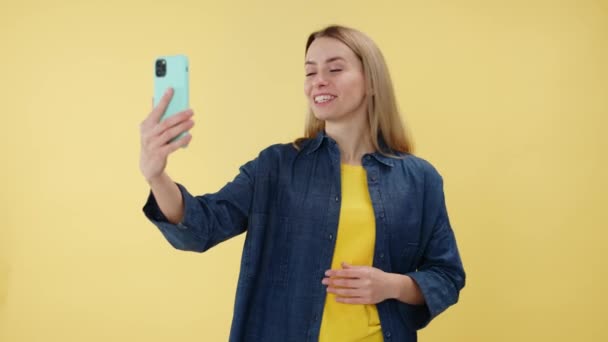 Mulher Caucasiana Emocional Acenando Olá Durante Videochamada Smartphone Pessoal Dentro — Vídeo de Stock