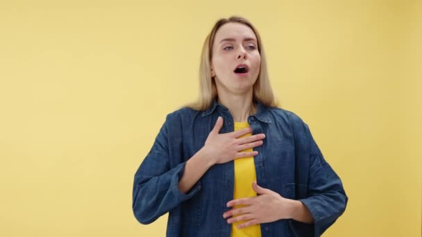 Беспокойная Молодая Женщина Испытывающая Трудности Дыханием Дискомфортом Легких После Интенсивной — стоковое видео