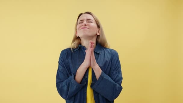 Улыбающаяся Женщина Держит Ладони Вместе Смотрит Вверх Время Молитвы Радостная — стоковое видео