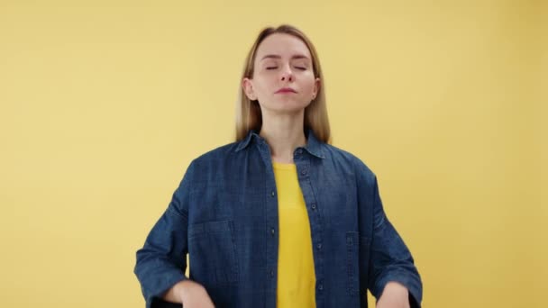 Lugn Kvinna Blundar Och Mediterar Medan Försöker Avslappnad Efter Stressig — Stockvideo