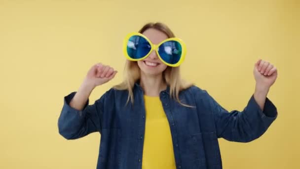 Potěšená Žena Pohodlných Šatech Brýlích Dělá Energické Pohyby Při Poslechu — Stock video