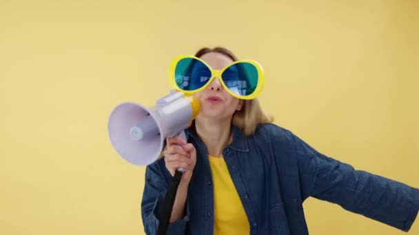 Actieve Vrouw Komische Glazen Met Luidspreker Het Maken Van Reclame — Stockvideo