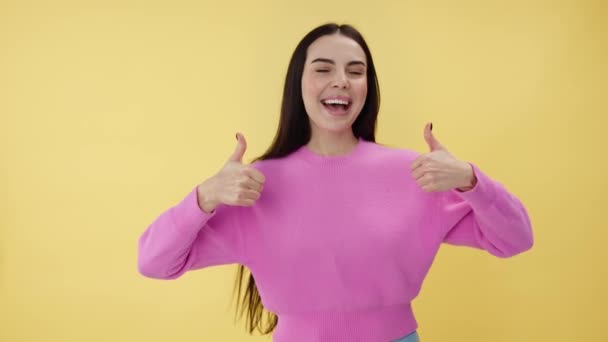 Radostná Tmavovlasá Fena Oblečená Stylovém Růžovém Svetru Ukazujícím Palce Oběma — Stock video