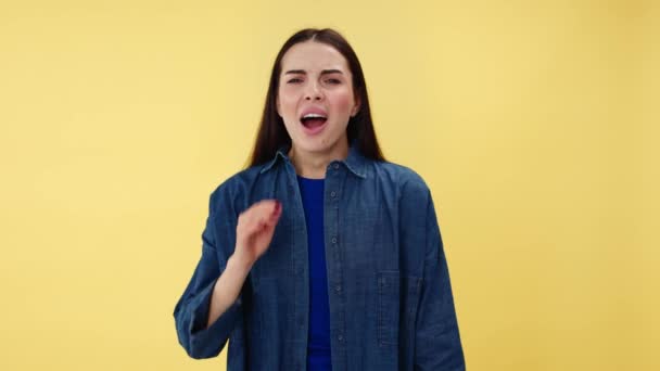 Jeune Femme Épuisée Vêtue Une Chemise Décontractée Denim Couvrant Bouche — Video