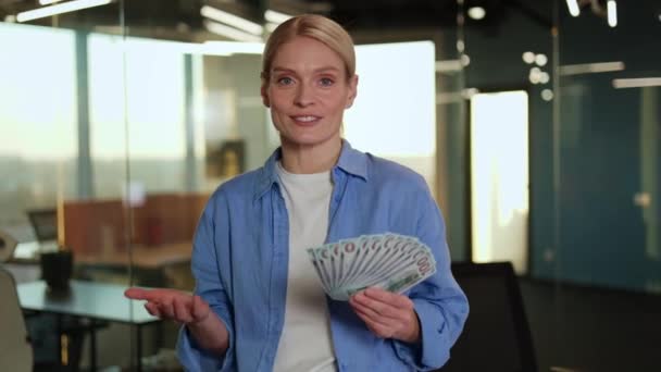 Bogata Kobieta Pracująca Własny Rachunek Rozmawiająca Kamerą Trzymająca Fankę Gotówki — Wideo stockowe