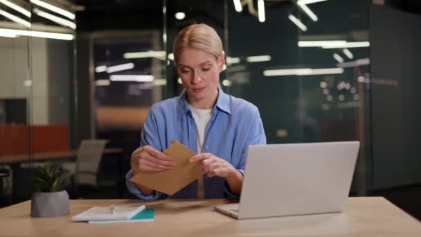Sarışın Kadın Mektupla Zarfı Açıyor Keyiflenirken Belge Okuyor Başarılı Kadın — Stok video