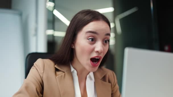 快乐的高加索女人大叫哇 因为在个人笔记本电脑上看到了积极的消息 快乐的女人用现代的小玩意工作 享受着结果 成就和技术概念 — 图库视频影像