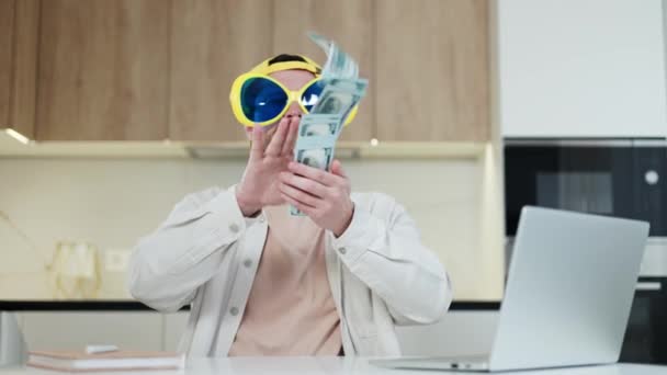 Boldog Üzletember Hatalmas Szemüvegben Sapkában Aki Pénzt Dob Mindenfelé Számítógéppel — Stock videók