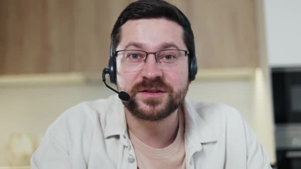 Laptop Widok Kamery Internetowej Rozmowny Mężczyzna Noszący Bezprzewodowe Słuchawki Okulary — Wideo stockowe