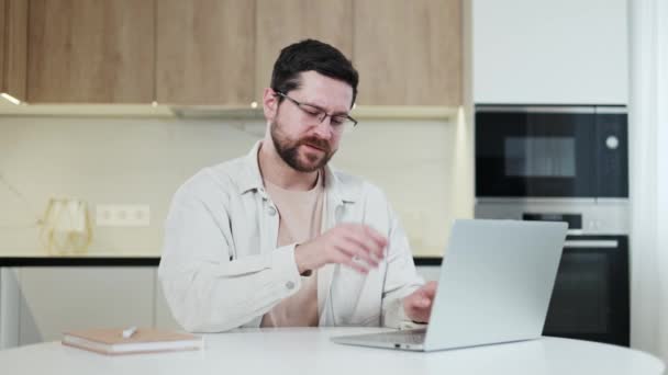 Überarbeiteter Mann Lässiger Kleidung Sitzt Schreibtisch Mit Und Trainiert Schmerzende — Stockvideo