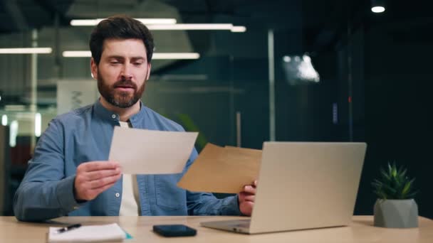 Diretor Masculino Abrindo Envelope Lendo Carta Enquanto Estava Sentado Mesa — Vídeo de Stock