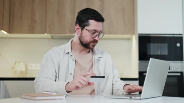 Hombre Caucásico Concentrado Reescribiendo Número Tarjeta Portátil Moderno Mientras Está — Vídeo de stock