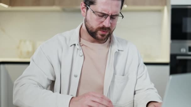 Retrato Hombre Caucásico Enfermo Gafas Mirando Pantalla Computadora Poniendo Mano — Vídeo de stock