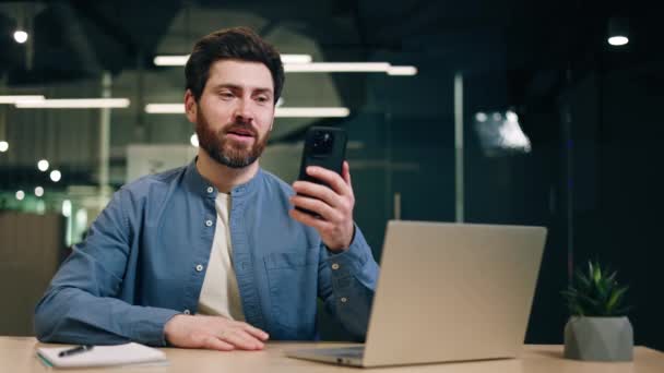 Hombre Positivo Disfrutando Conversación Saludando Mano Durante Reunión Línea Mientras — Vídeo de stock