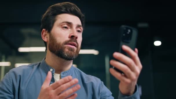 Primer Plano Del Hombre Con Barba Utilizando Dispositivo Moderno Internet — Vídeo de stock