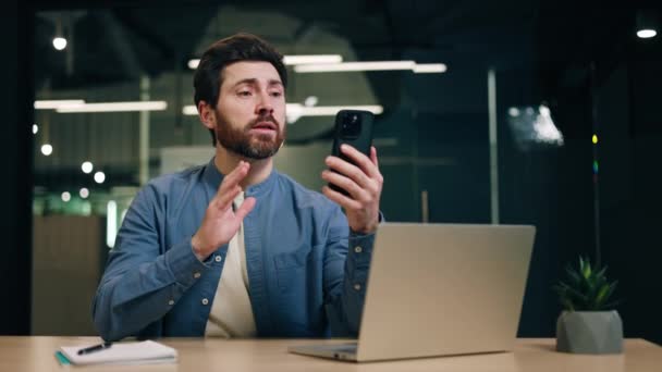 Hombre Atractivo Hablando Mirando Pantalla Del Teléfono Inteligente Mientras Tiene — Vídeo de stock