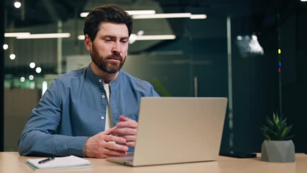 Portrét Zaměstnance Mužského Pohlaví Při Videohovoru Sezení Psacího Stolu Laptopem — Stock video