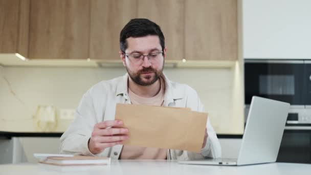 Homem Caucasiano Bem Sucedido Tirando Carta Envelope Embalado Sentindo Feliz — Vídeo de Stock