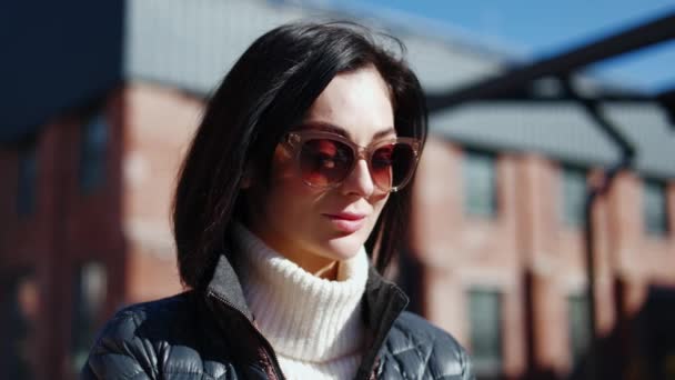 Close Mulher Descuidada Óculos Escuros Marrom Vestindo Gola Alta Branca — Vídeo de Stock