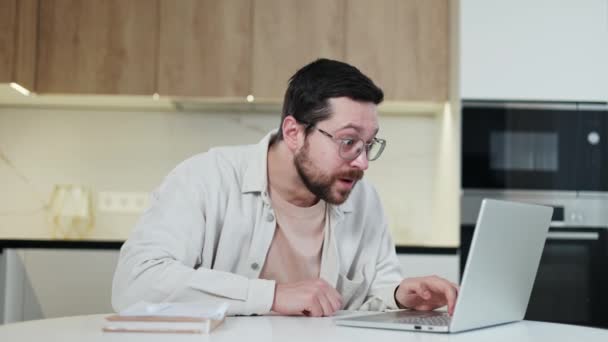 Homem Caucasiano Surpreso Olhando Para Tela Laptop Sem Fio Fazendo — Vídeo de Stock