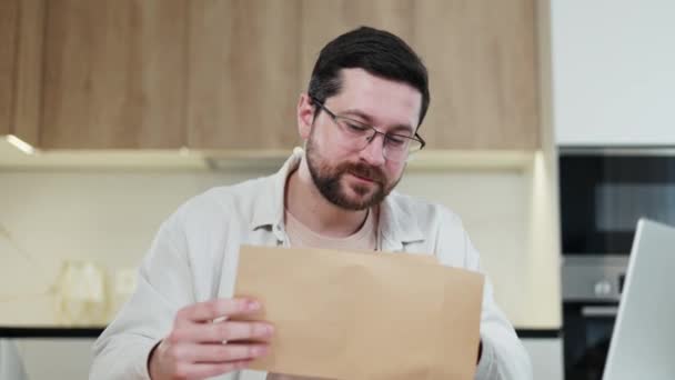 Homem Caucasiano Chocado Abrir Envelope Trabalhada Tirando Carta Com Más — Vídeo de Stock