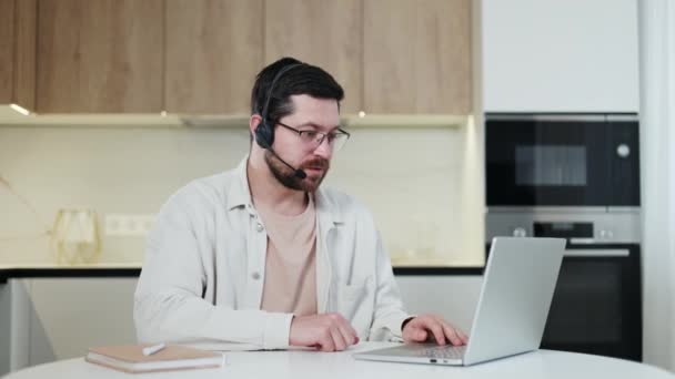 Competente Freelancer Masculino Teniendo Conversación Remota Con Cliente Entorno Doméstico — Vídeo de stock