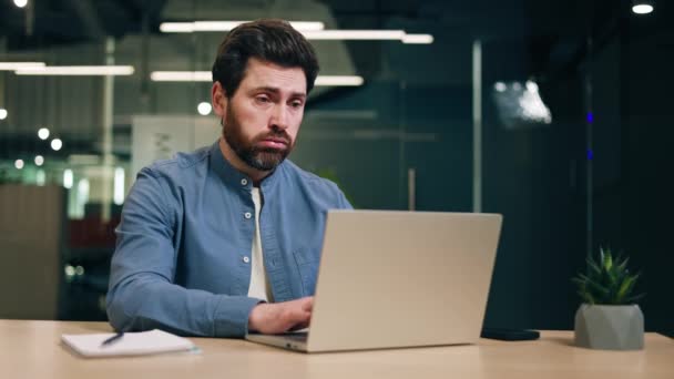 Homem Preguiçoso Camisa Azul Sentado Mesa Olhando Entediado Com Trabalho — Vídeo de Stock