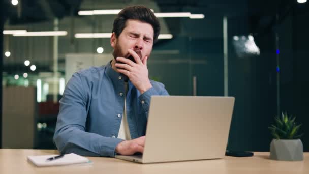 Nudí Mužský Zaměstnanec Pocit Ospalosti Potřebují Odpočinek Při Práci Moderním — Stock video