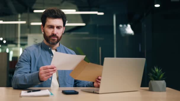 Man Manager Öppna Kuvert Och Leende Samtidigt Positiva Nyheter Post — Stockvideo