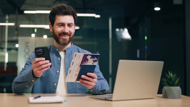 Uśmiechnięty Mężczyzna Luźnym Ubraniu Siedzący Przy Biurku Laptopem Trzymający Rękach — Wideo stockowe