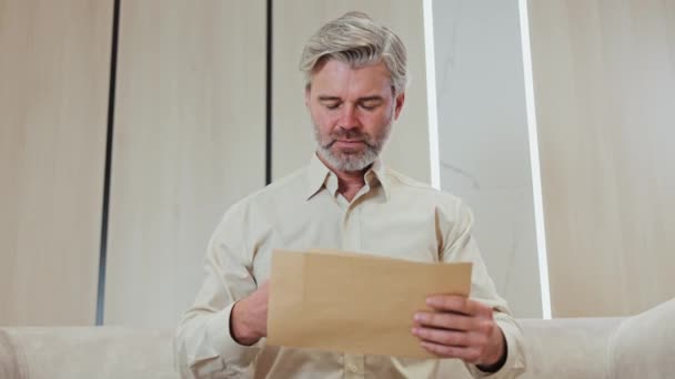 Frustrado Empregador Cabelos Grisalhos Recebendo Mensagem Decepcionante Envelope Enquanto Sentado — Vídeo de Stock