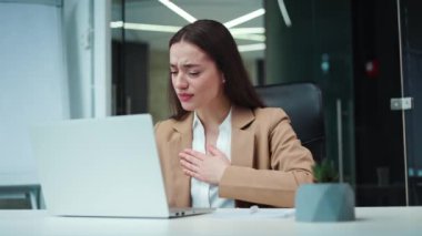 Modern ofis içinde dizüstü bilgisayarla çalışırken göğsünde ağrı hisseden beyaz bir kadın. Evde ilaç içtikten sonra takım elbiseli, göğüs göğsüne el ele tutuşan sinirli kadın işçiler..