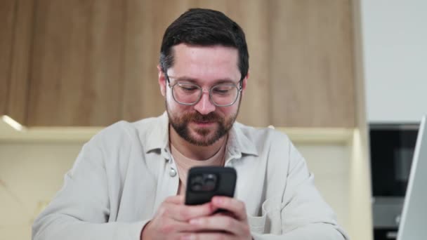 Sonriente Hombre Barbudo Que Tiene Tiempo Descanso Uso Teléfono Inteligente — Vídeo de stock