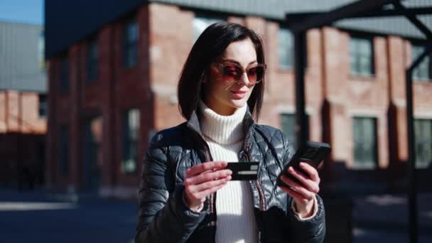 Positive Frau Lässigem Outfit Kopiert Plastikkarteninformationen Smartphone Mit Touchscreen Auf — Stockvideo