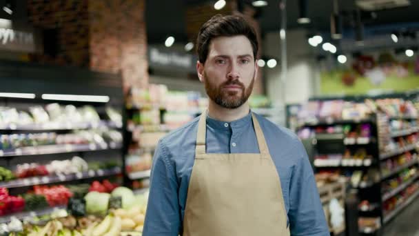 Kollarını Kavuşturup Kameraya Bakan Organik Süpermarketin Önünde Duran Apronlu Ciddi — Stok video