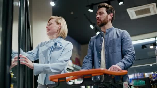 Süpermarkette Dondurulmuş Bölümün Yanında Duran Sevimli Evli Çift Beyaz Kadın — Stok video
