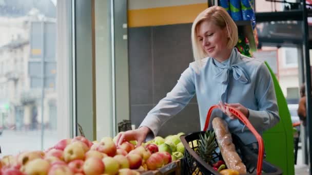 Side View Attractive Caucasian Woman Choosing Apples Grocery Store While — Stock Video